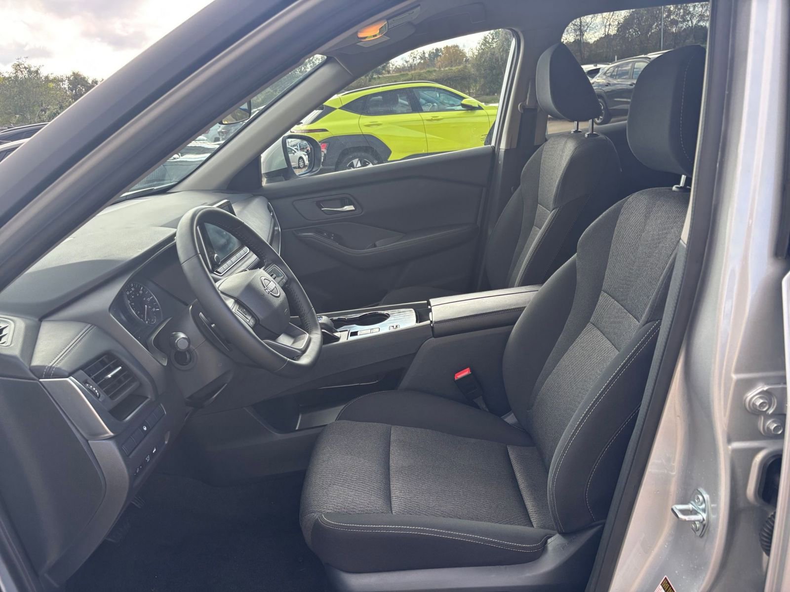 Used 2025 Nissan Rogue SV image 28