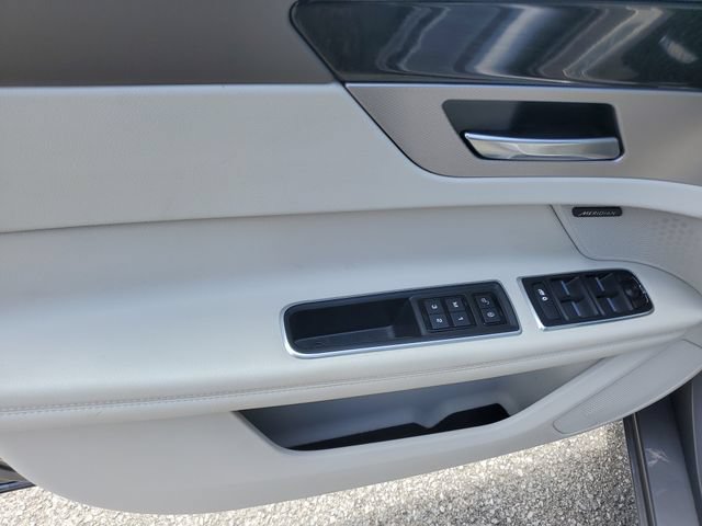 Used 2020 Jaguar XF Prestige AWD/4WD image 19
