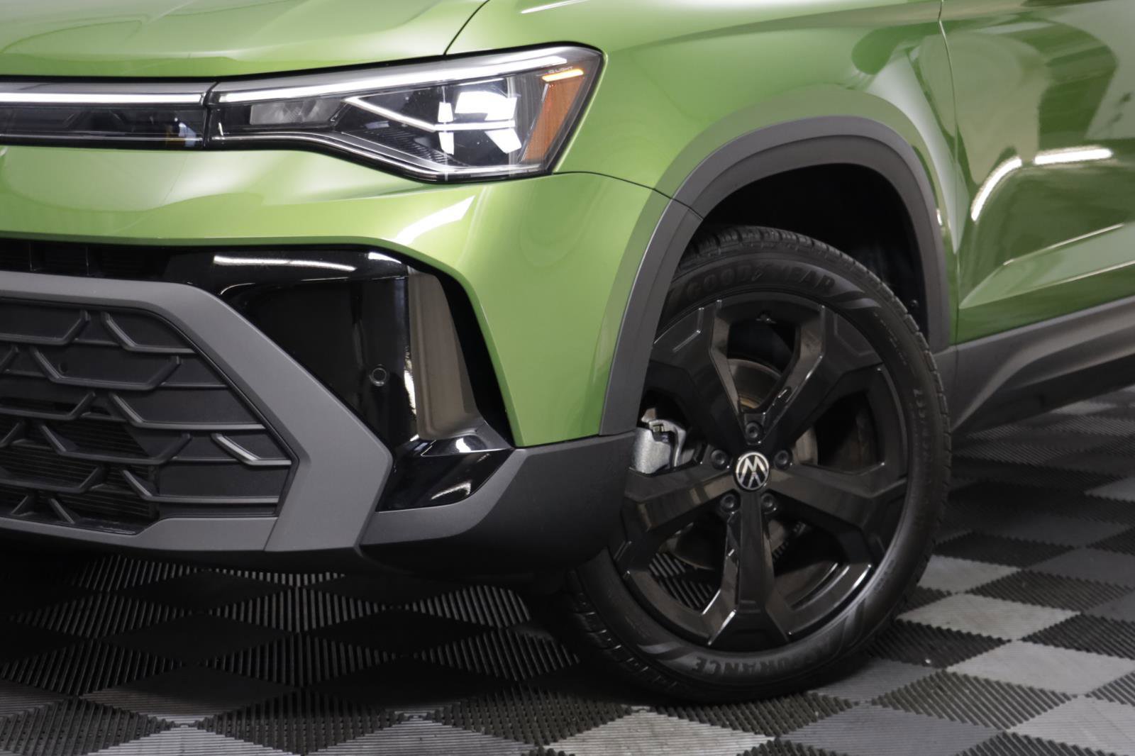 Used 2025 Volkswagen Taos SE image 3