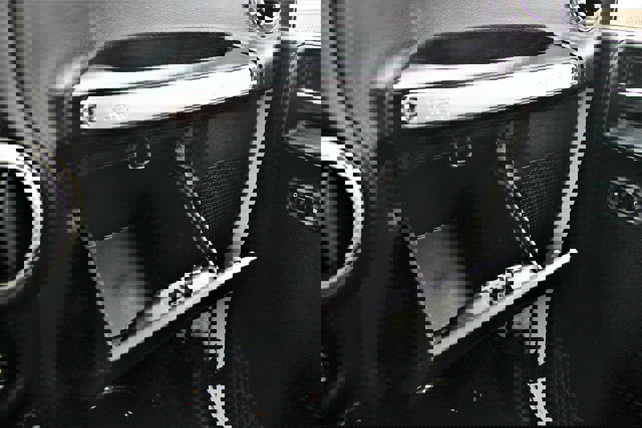 Used 2018 Jeep Wrangler Unlimited Sahara w/ Connectivity Group image 28