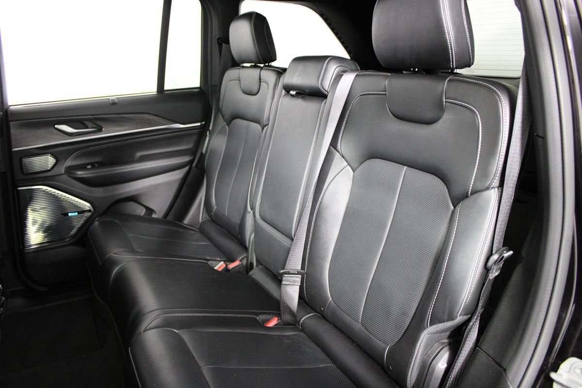 Used 2022 Jeep Grand Cherokee Overland w/ Luxury Tech Group IV AWD/4WD image 30