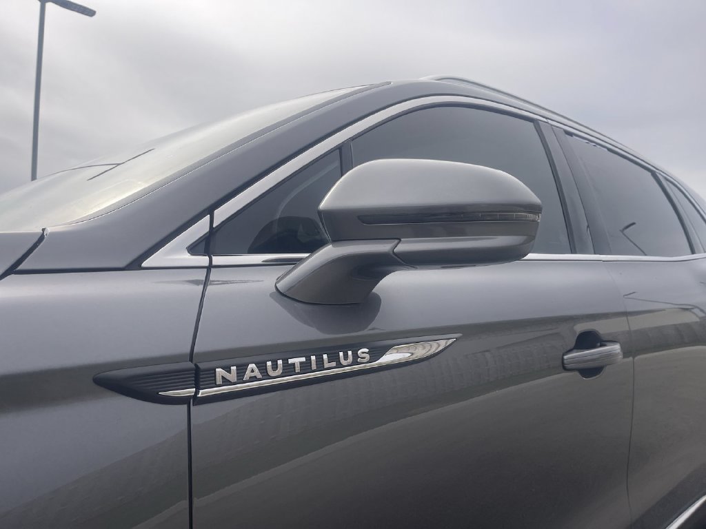 Used 2023 Lincoln Nautilus Reserve w/ Cargo Utility Package AWD/4WD image 3