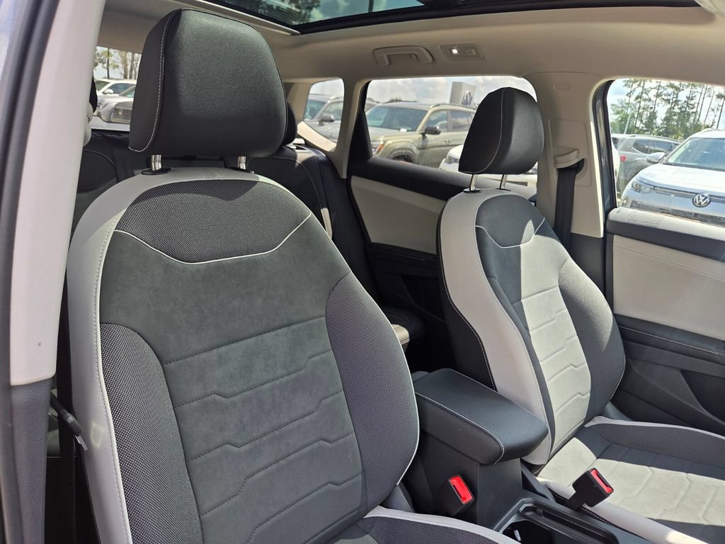 Certified 2025 Volkswagen Taos SE FWD image 29