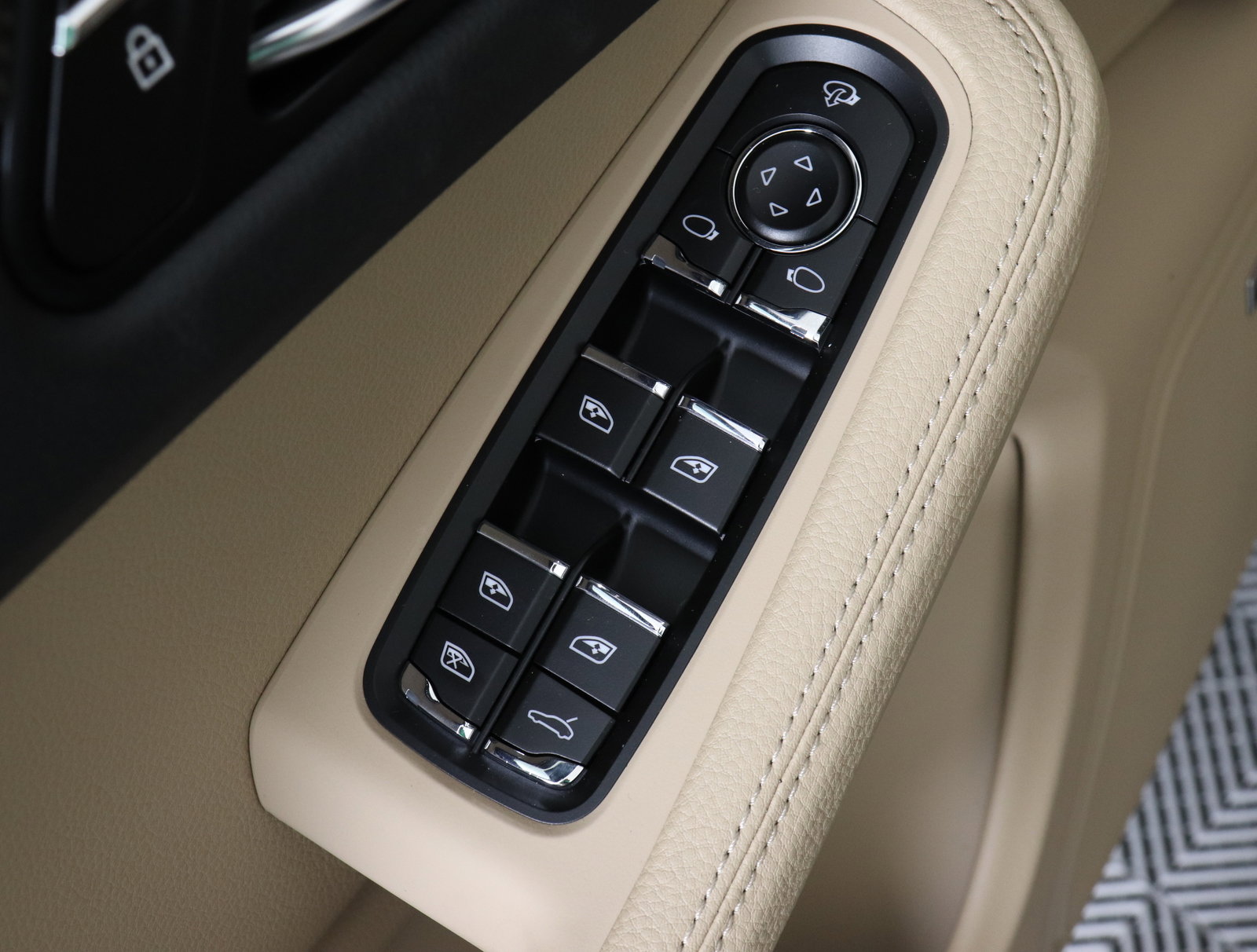 Used 2025 Porsche Macan image 25