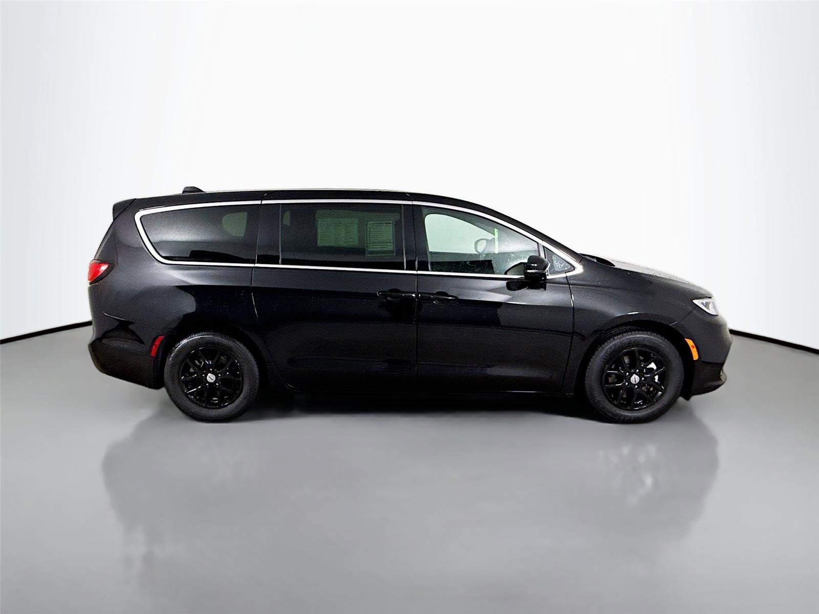 Used 2025 Chrysler Pacifica Select image 17
