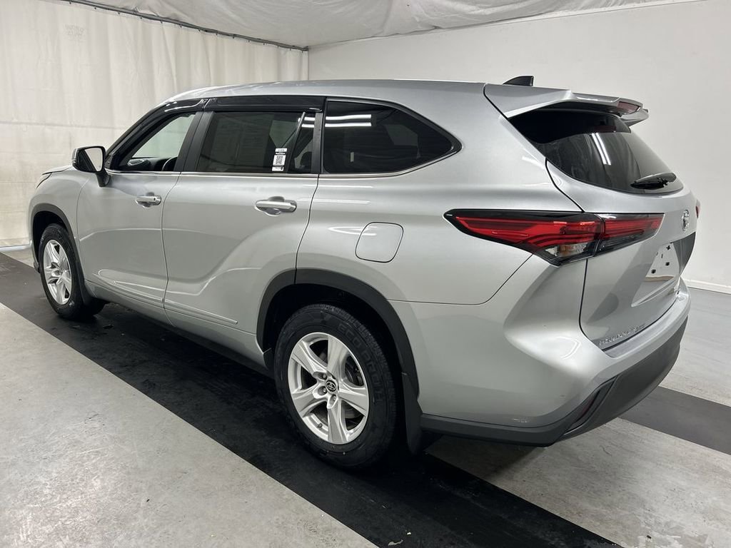Used 2023 Toyota Highlander LE AWD/4WD image 7