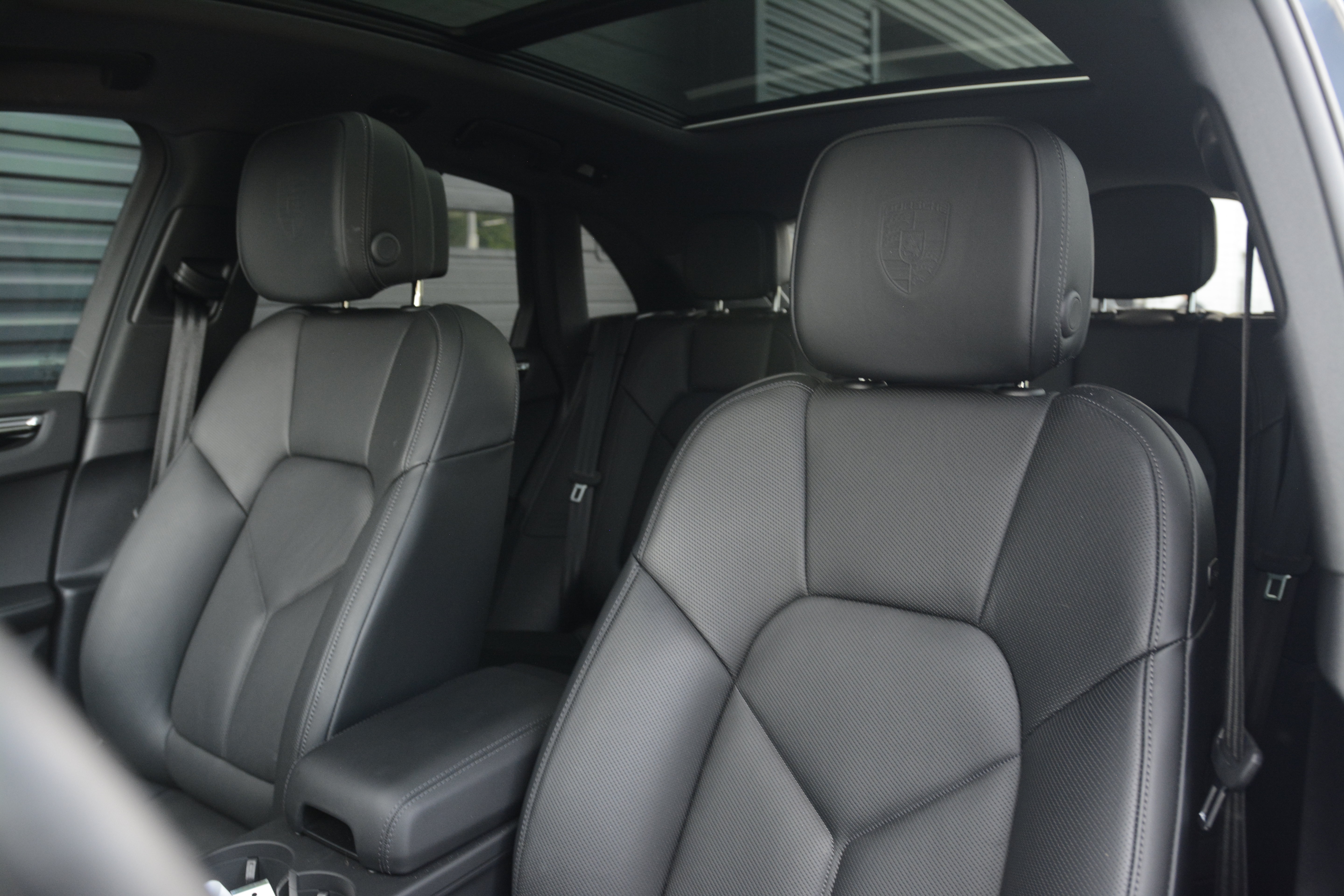 Certified 2026 Porsche Macan Turbo AWD/4WD image 5