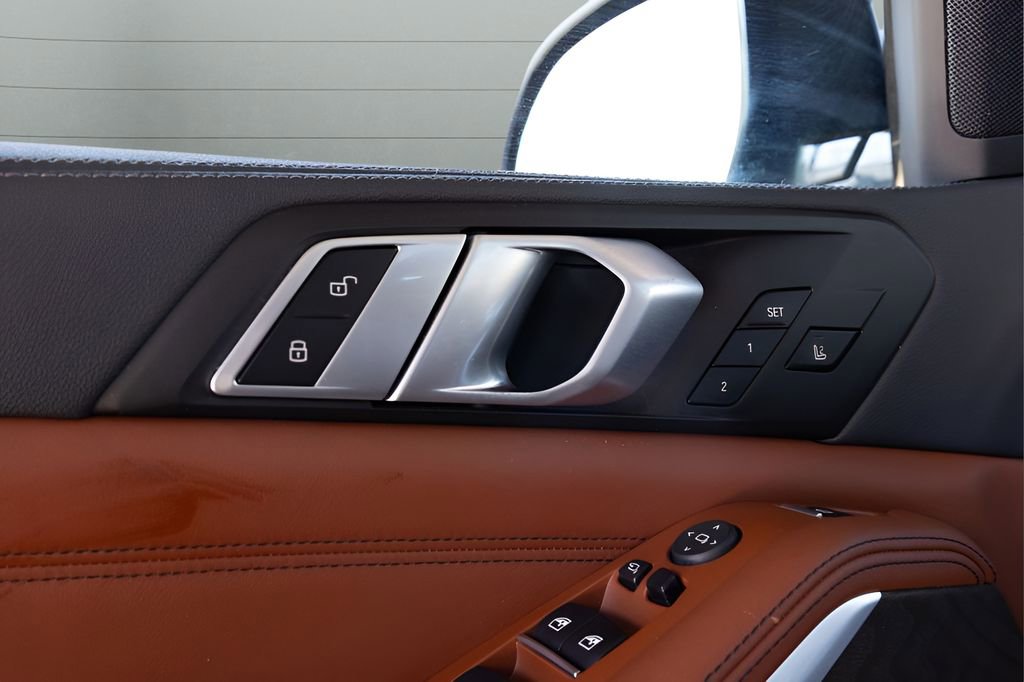 Used 2022 BMW X5 xDrive40i w/ M Sport Package AWD/4WD image 36