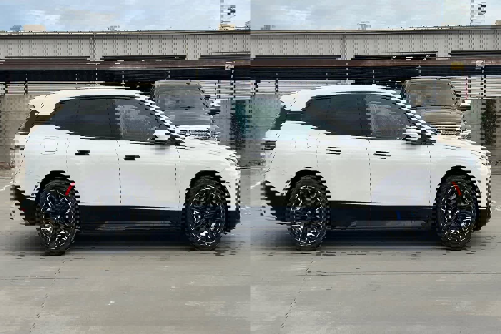 Used 2023 BMW iX xDrive50 w/ Sport Package image 9