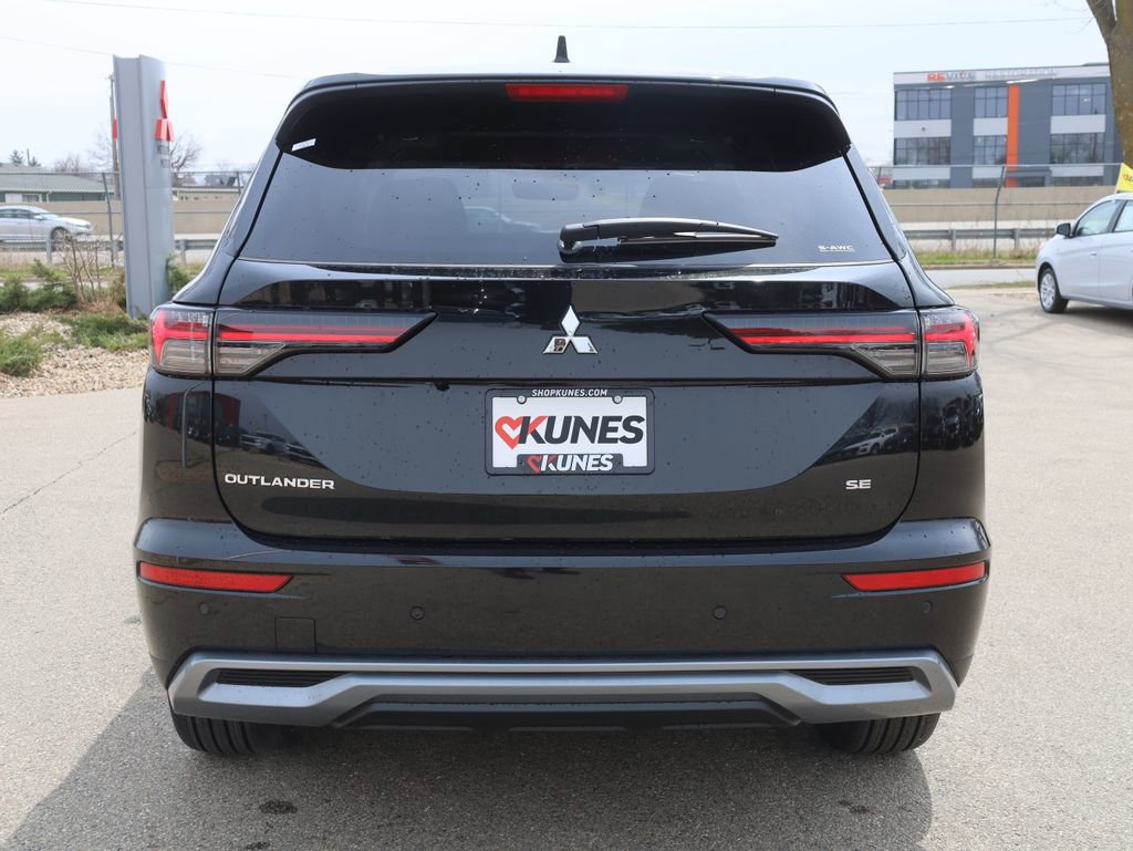 New 2025 Mitsubishi Outlander SE image 8
