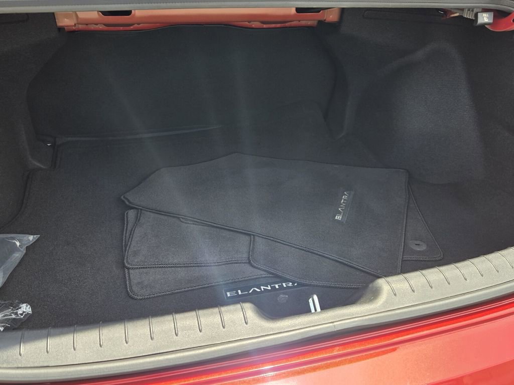 Certified 2025 Hyundai Elantra SE FWD image 14