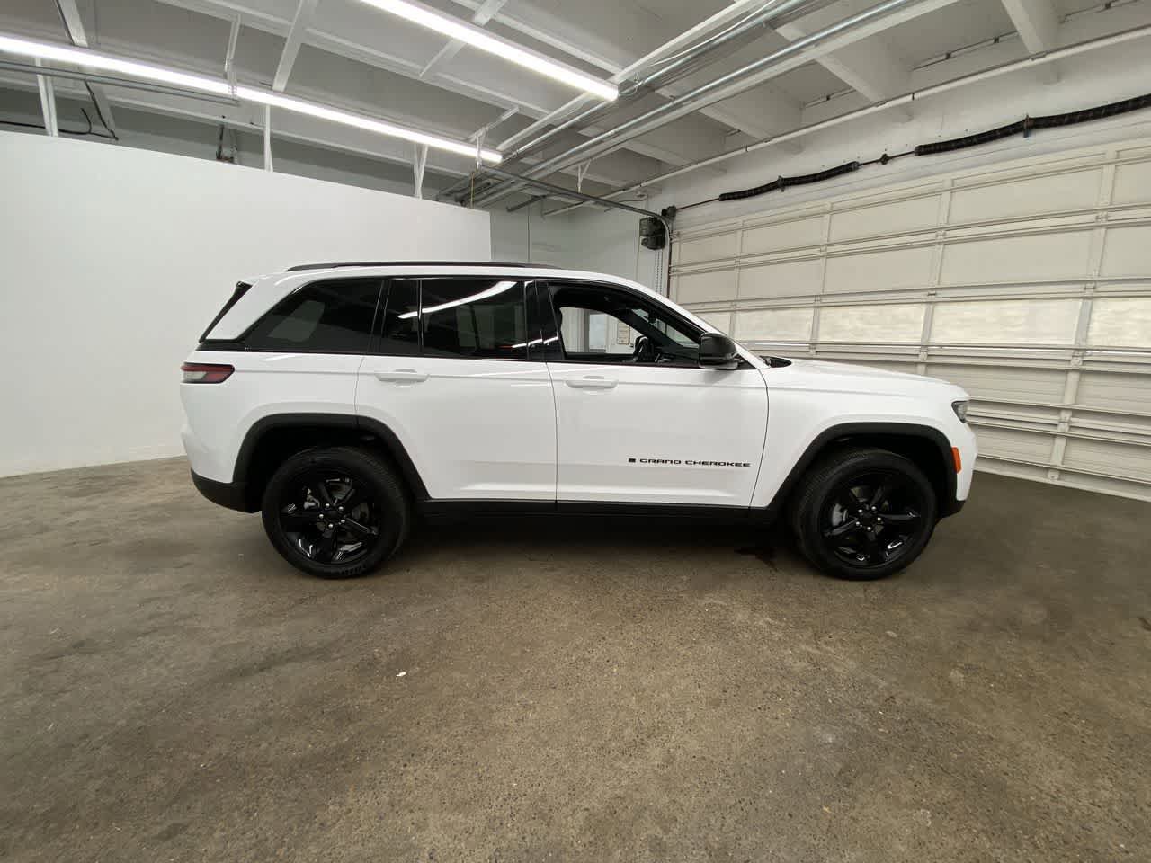 Used 2025 Jeep Grand Cherokee Altitude AWD/4WD image 7