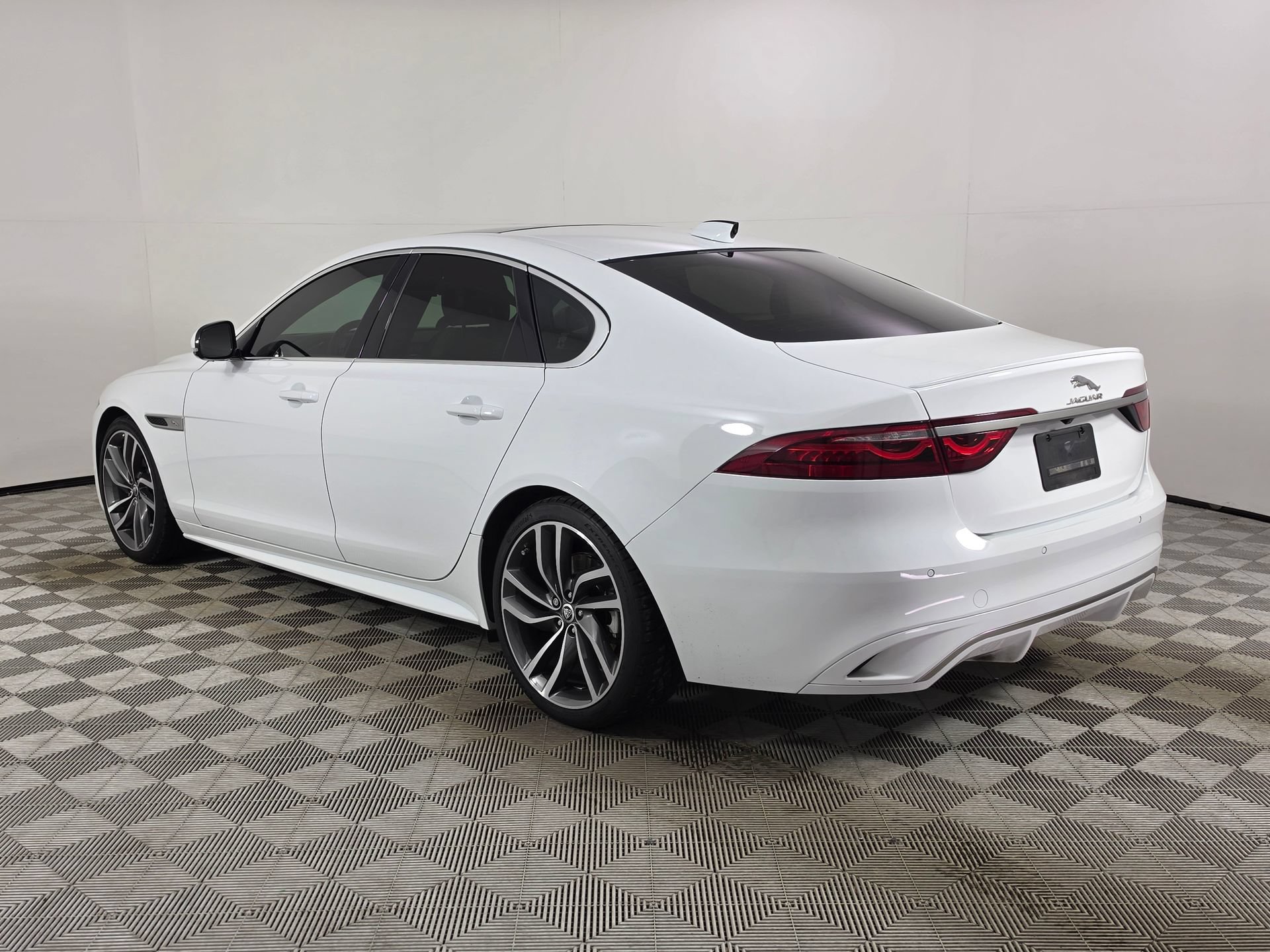 Used 2024 Jaguar XF R-Dynamic SE AWD/4WD image 5
