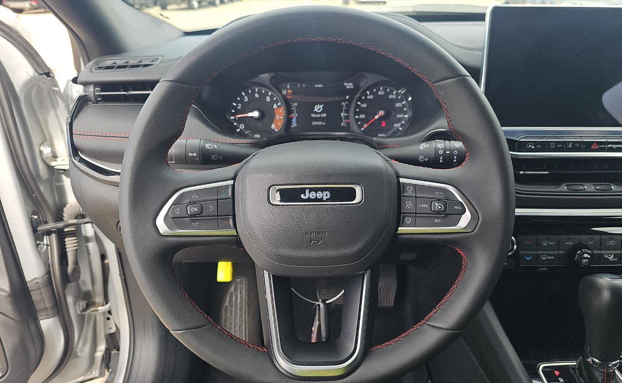 Used 2025 Jeep Compass Trailhawk AWD/4WD image 7