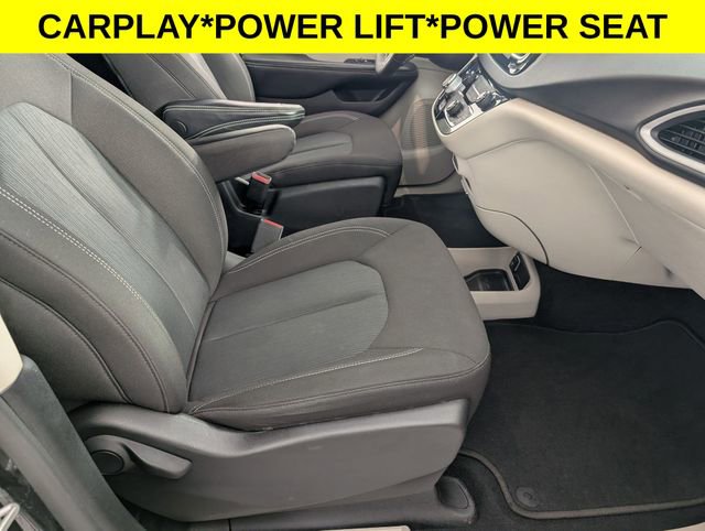 Used 2022 Chrysler Voyager LX image 31
