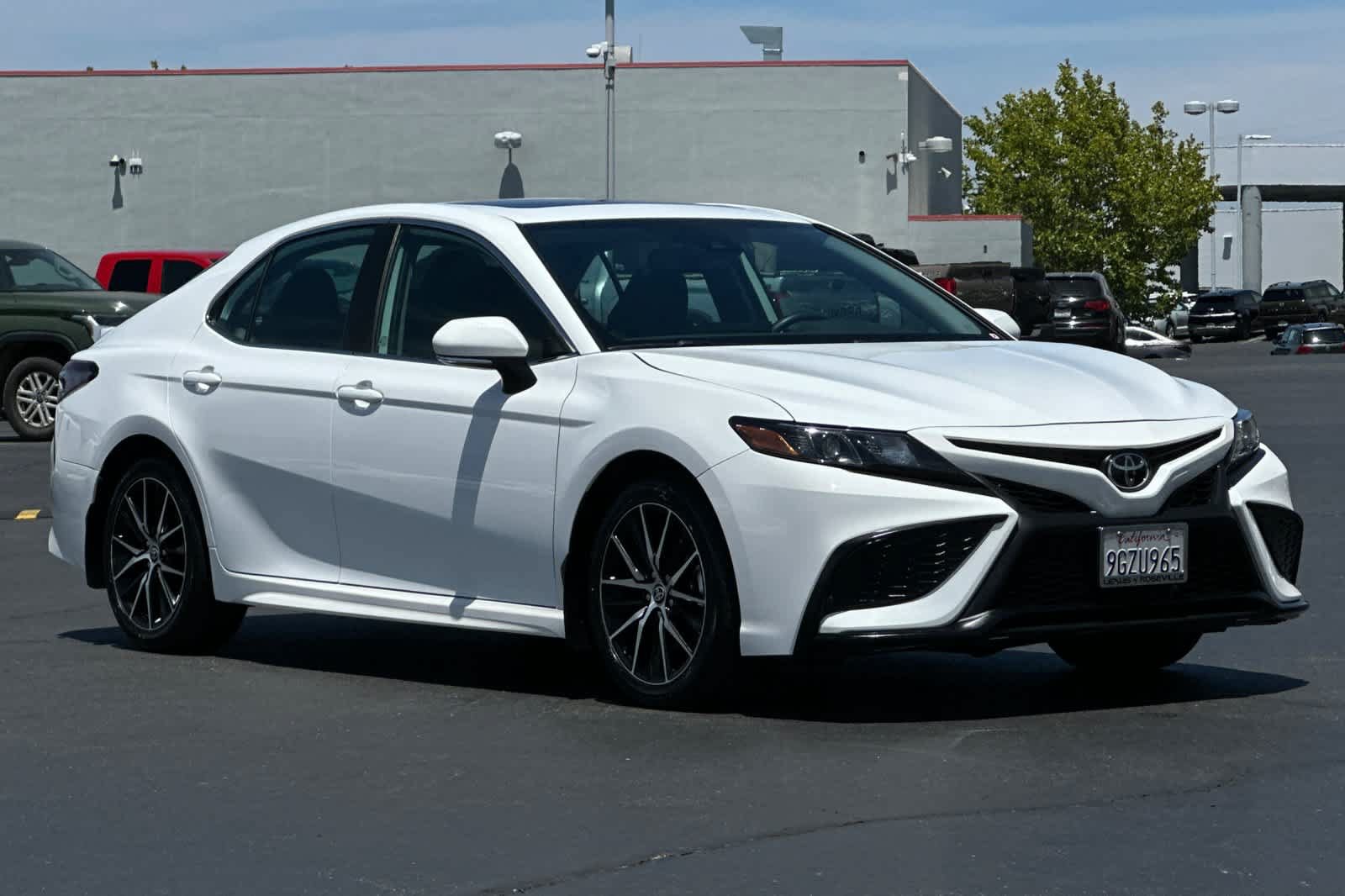 Used 2023 Toyota Camry SE w/ Audio Upgrade Package FWD image 5