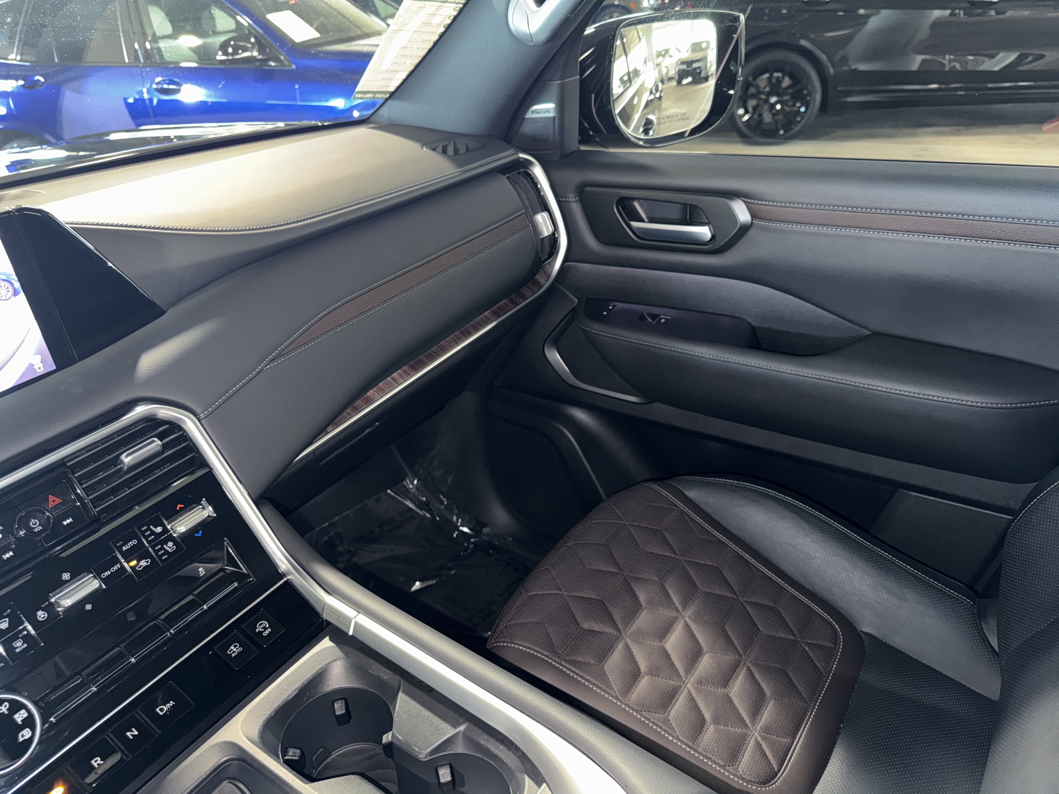Used 2025 Nissan Armada Platinum Reserve RWD image 34