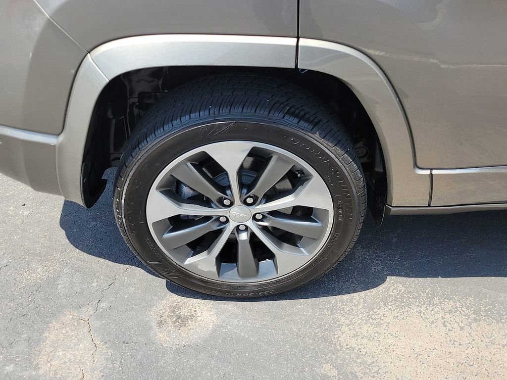 Used 2019 Jeep Cherokee Overland w/ Technology Group AWD/4WD image 7