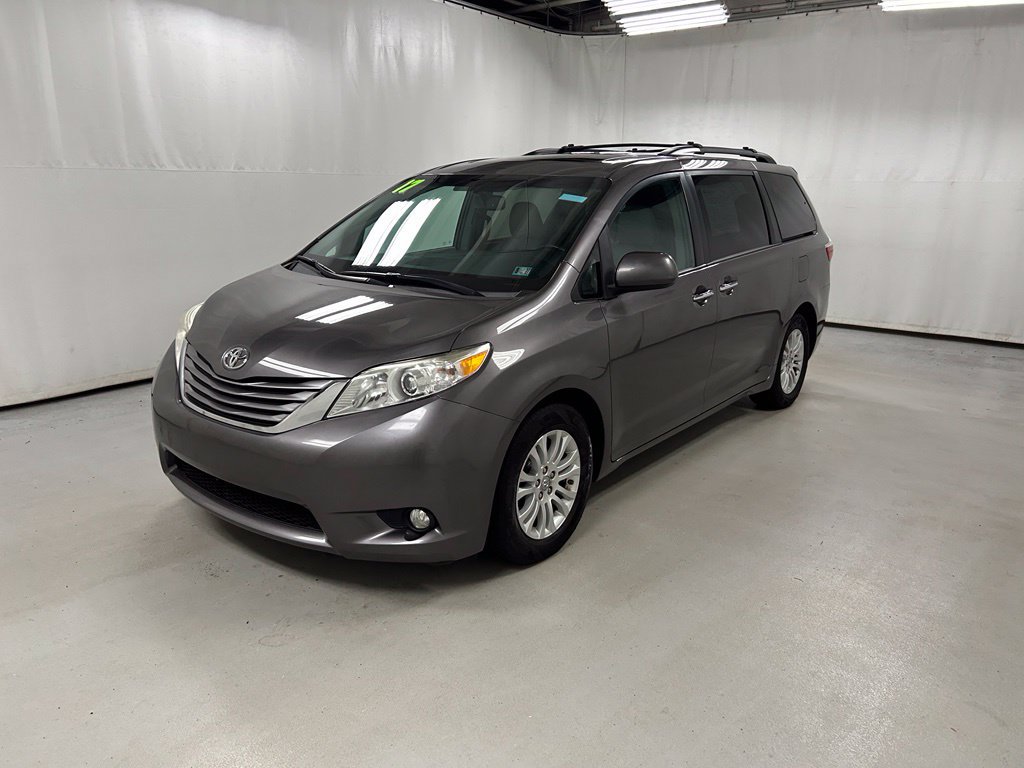 Used 2017 Toyota Sienna XLE w/ XLE Navigation Package FWD image 2