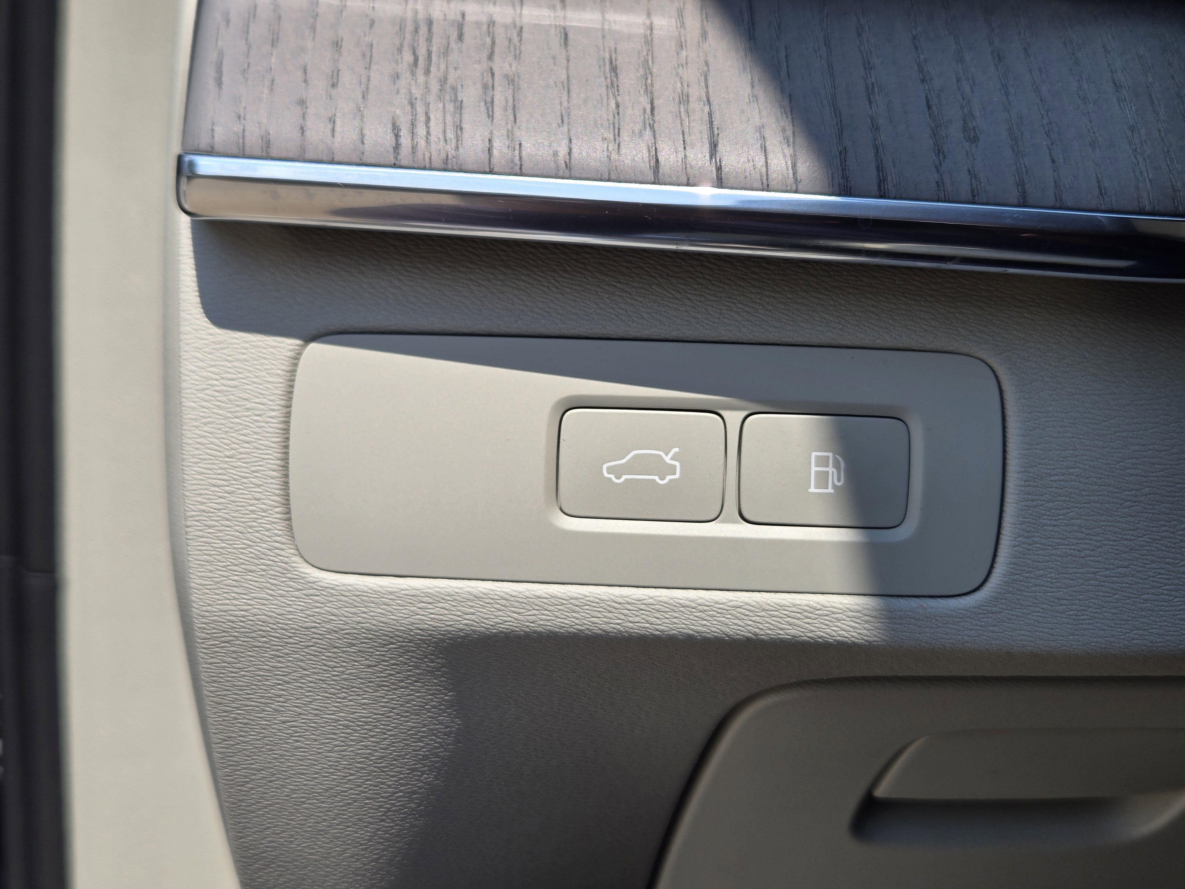 Certified 2025 Volvo XC90 T8 Plus w/ Protection Package Premier image 25