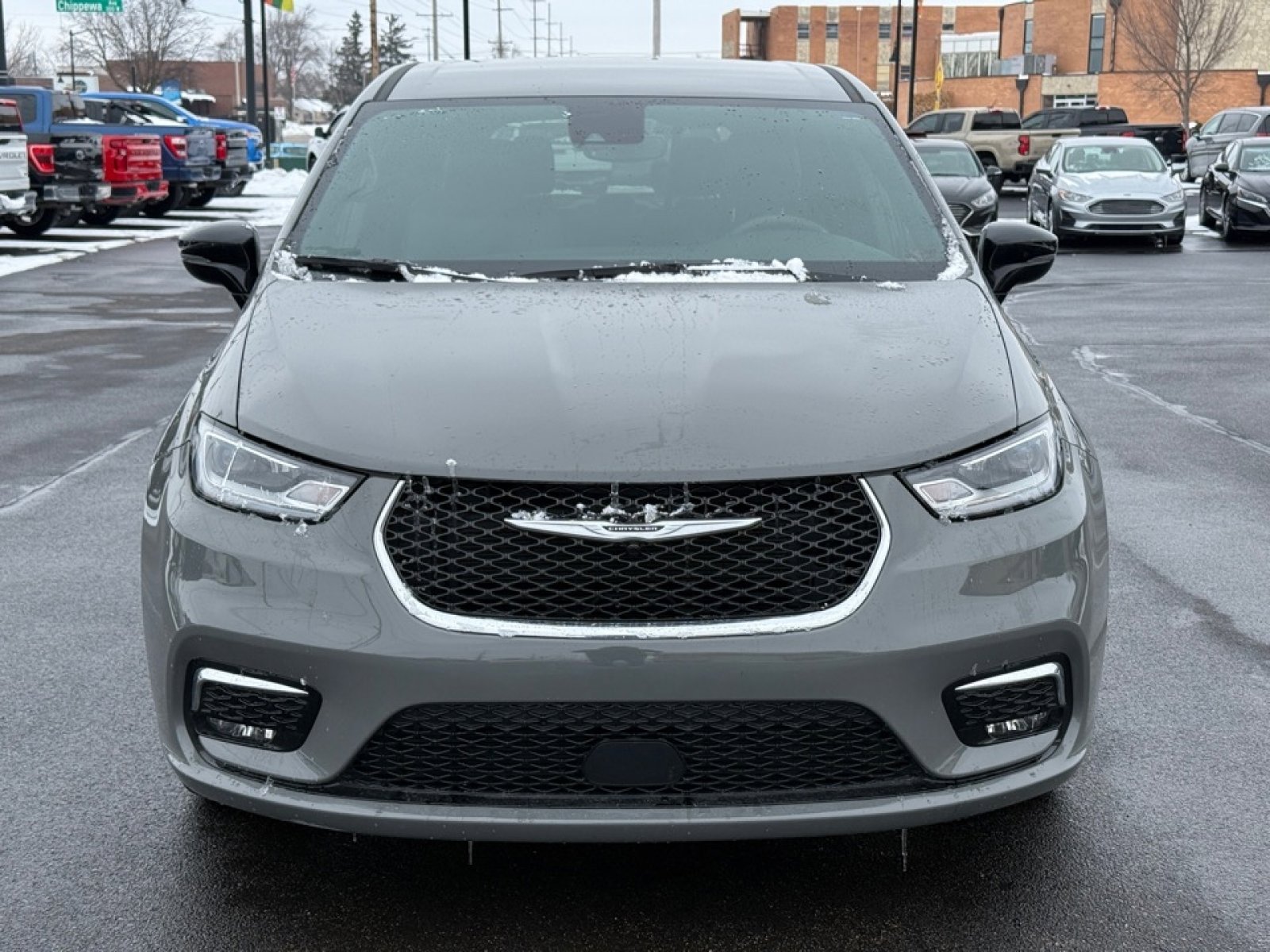 Used 2025 Chrysler Pacifica Select image 3