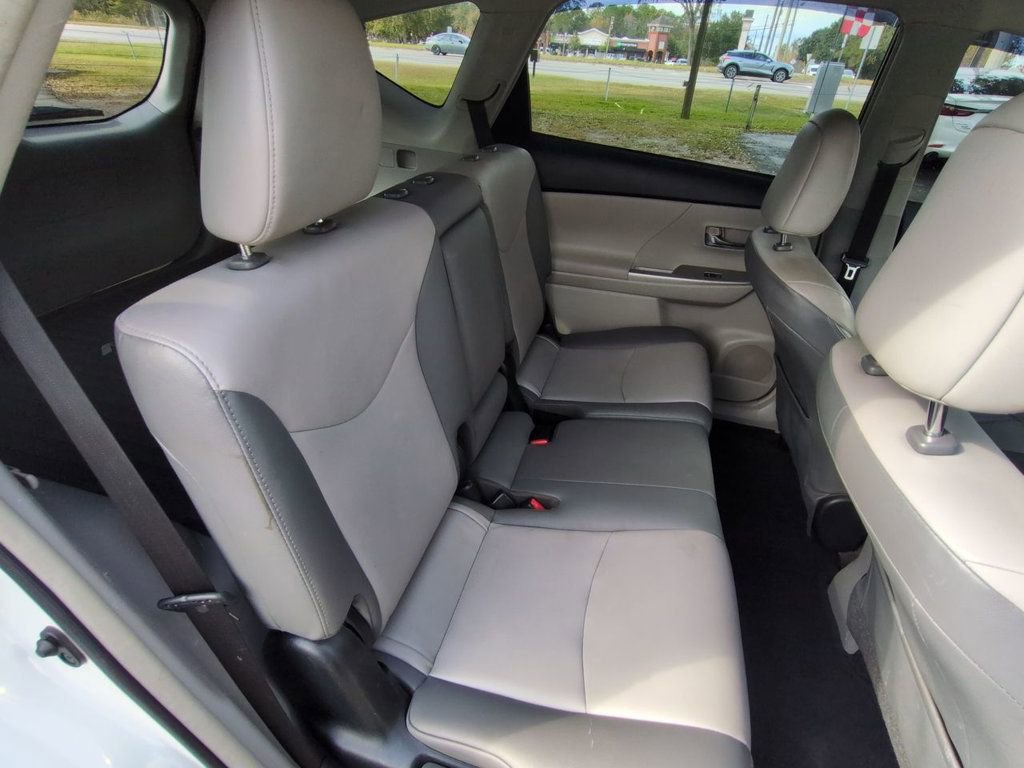 Used 2017 Toyota Prius V image 21