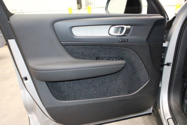 Used 2025 Volvo XC40 B5 Plus image 18