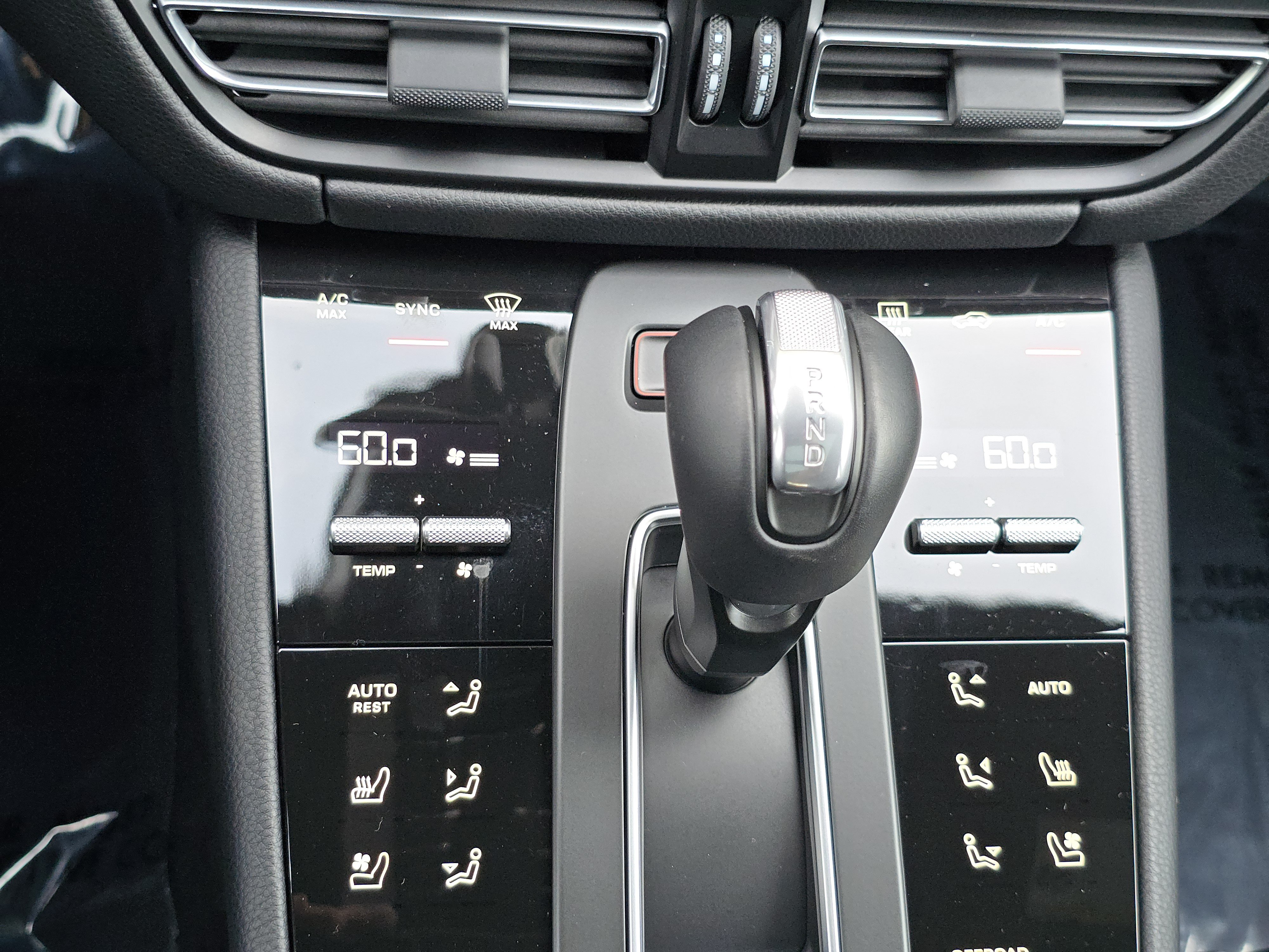 Certified 2025 Porsche Macan AWD/4WD image 29