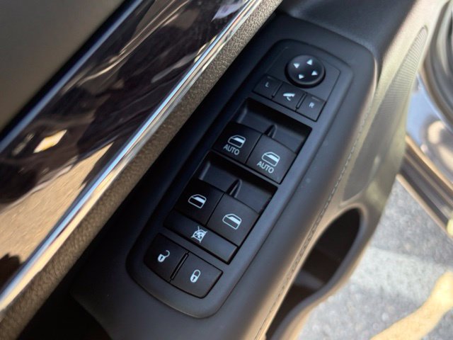 Used 2021 Jeep Grand Cherokee Overland AWD/4WD image 13