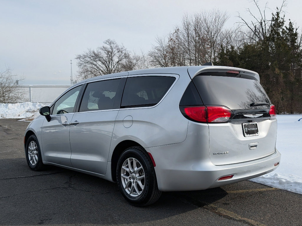 Used 2023 Chrysler Voyager LX image 7