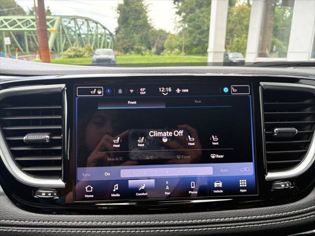 Certified 2025 Chrysler Pacifica Limited FWD image 24