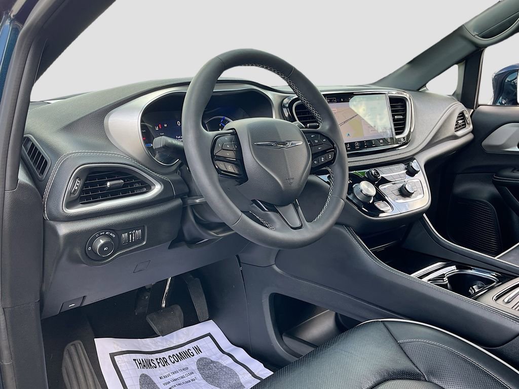 Used 2022 Chrysler Pacifica Limited w/ S Appearance Package FWD image 9