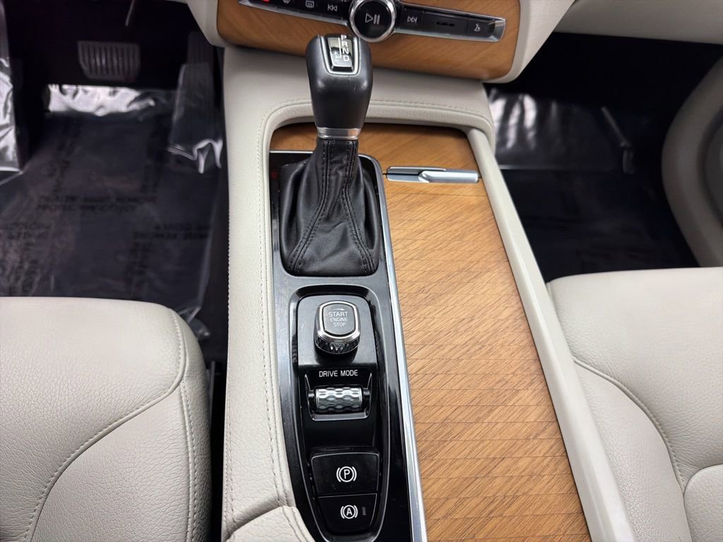 Used 2021 Volvo XC90 T6 Momentum w/ Climate Package image 16