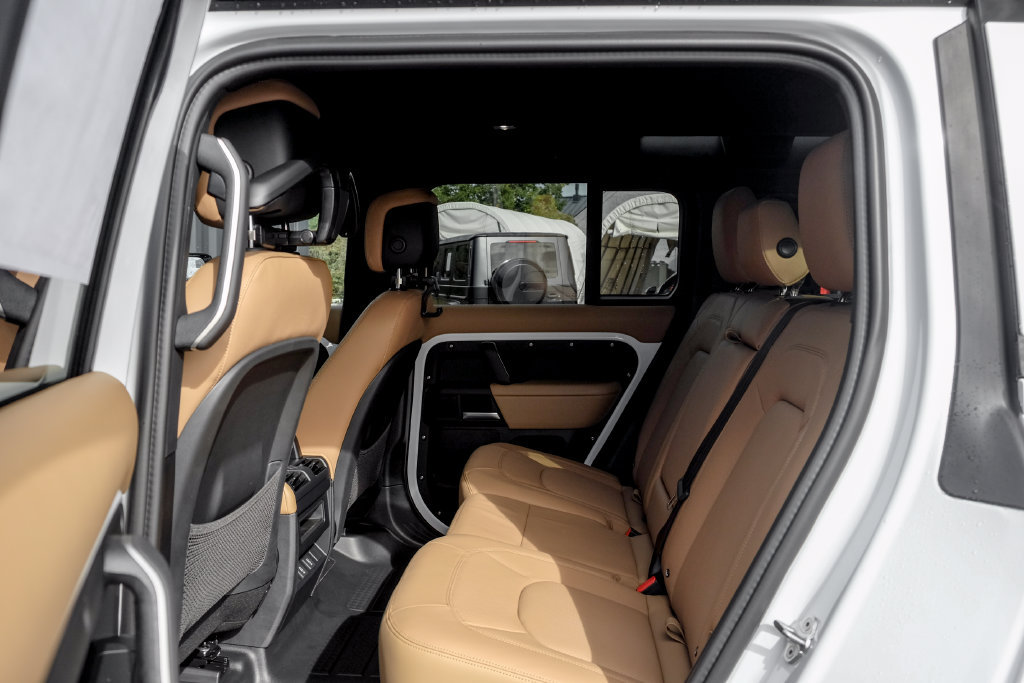 New 2026 Land Rover Defender 110 X-Dynamic SE AWD/4WD image 17