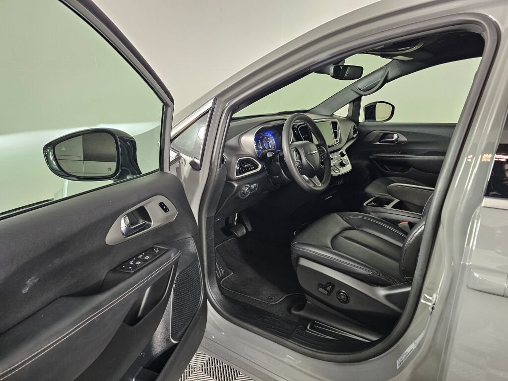 Used 2025 Chrysler Pacifica Select FWD image 17