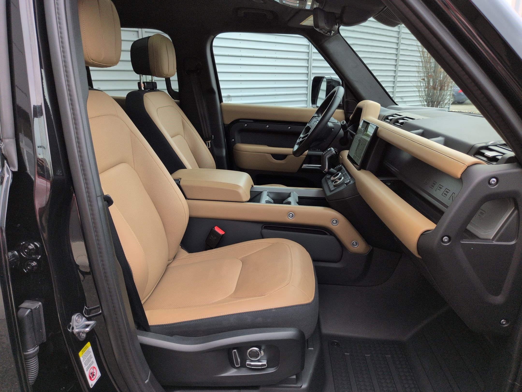 Used 2025 Land Rover Defender 130 X image 32