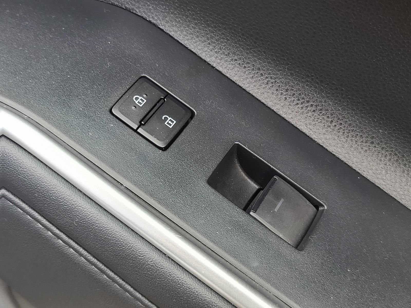 Used 2024 Toyota Highlander LE AWD/4WD image 23