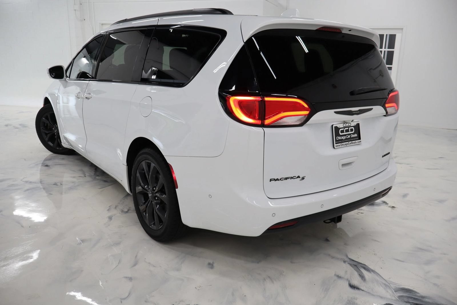 Used 2019 Chrysler Pacifica Limited w/ Advanced Safetytec Group FWD image 6