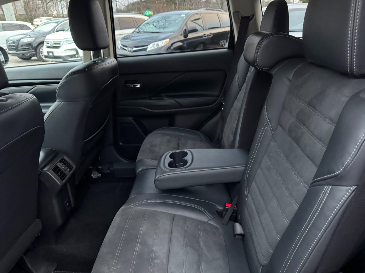 Used 2020 Mitsubishi Outlander SE image 24