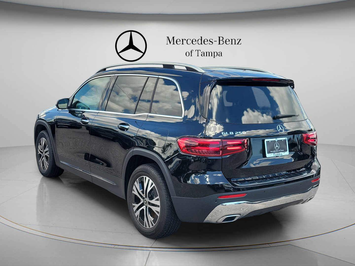 Used 2024 Mercedes-Benz GLB 250 image 2