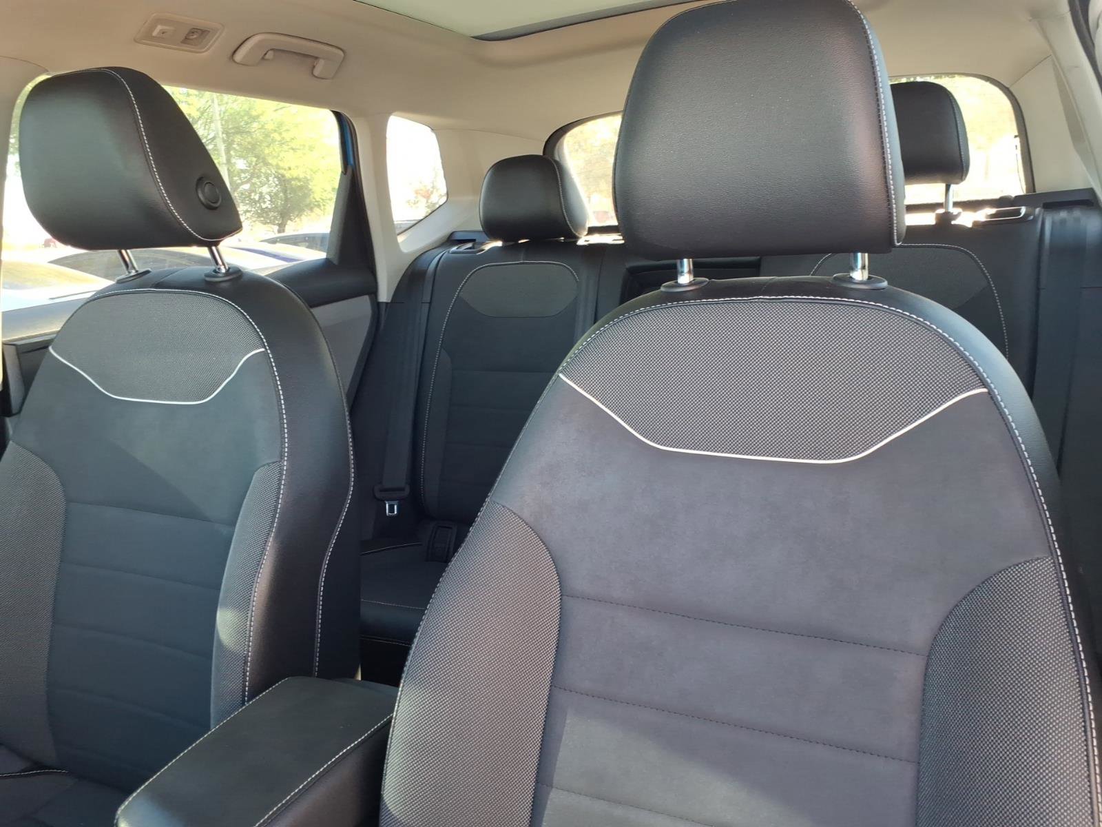 Used 2023 Volkswagen Taos SE w/ Panoramic Sunroof Package image 14