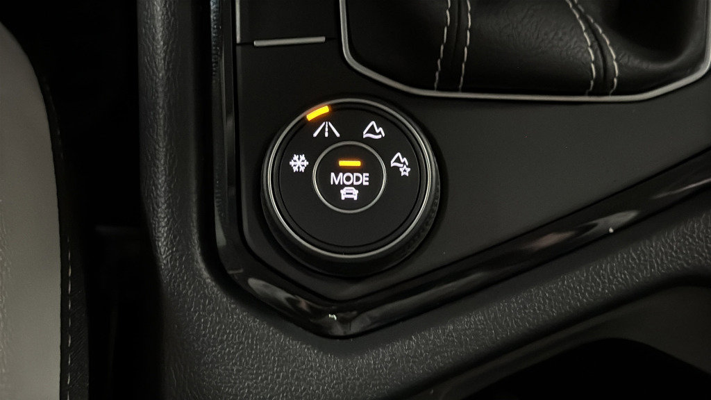 Used 2025 Volkswagen Taos SE image 38