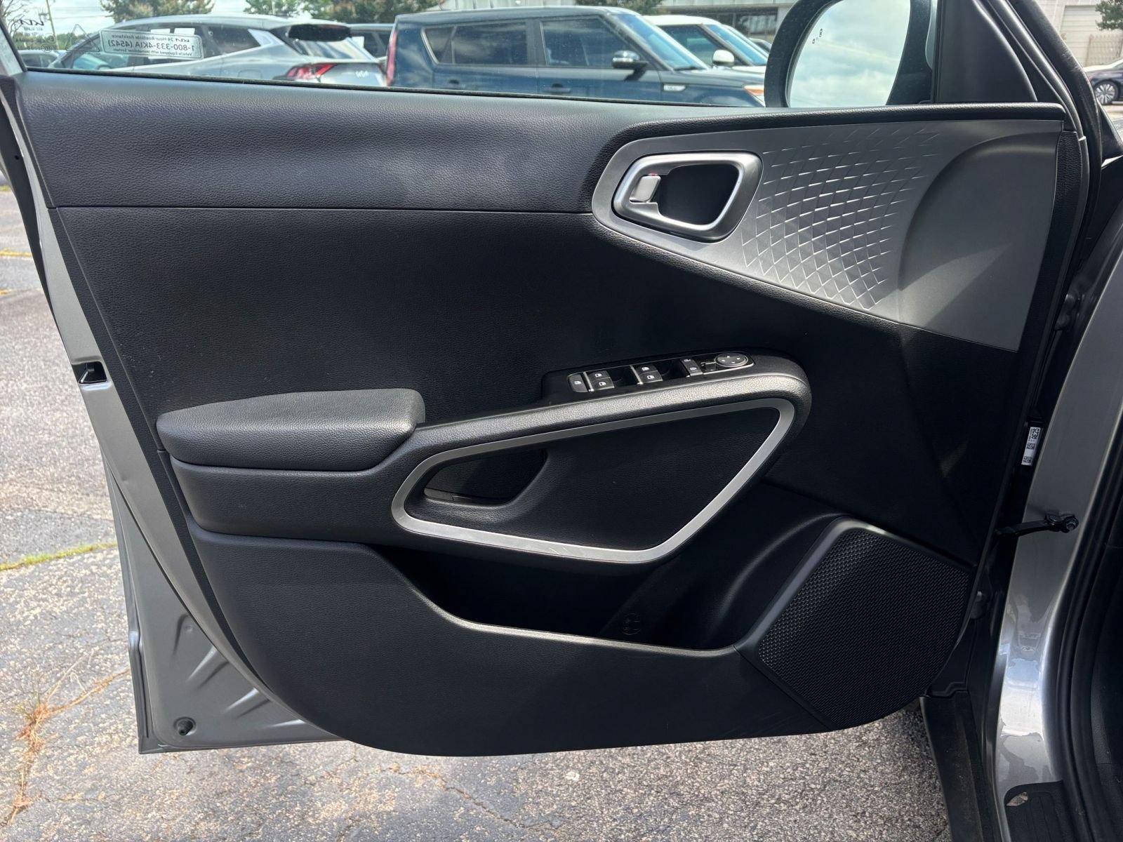 Used 2025 Kia Soul LX w/ LX Technology Package FWD image 18