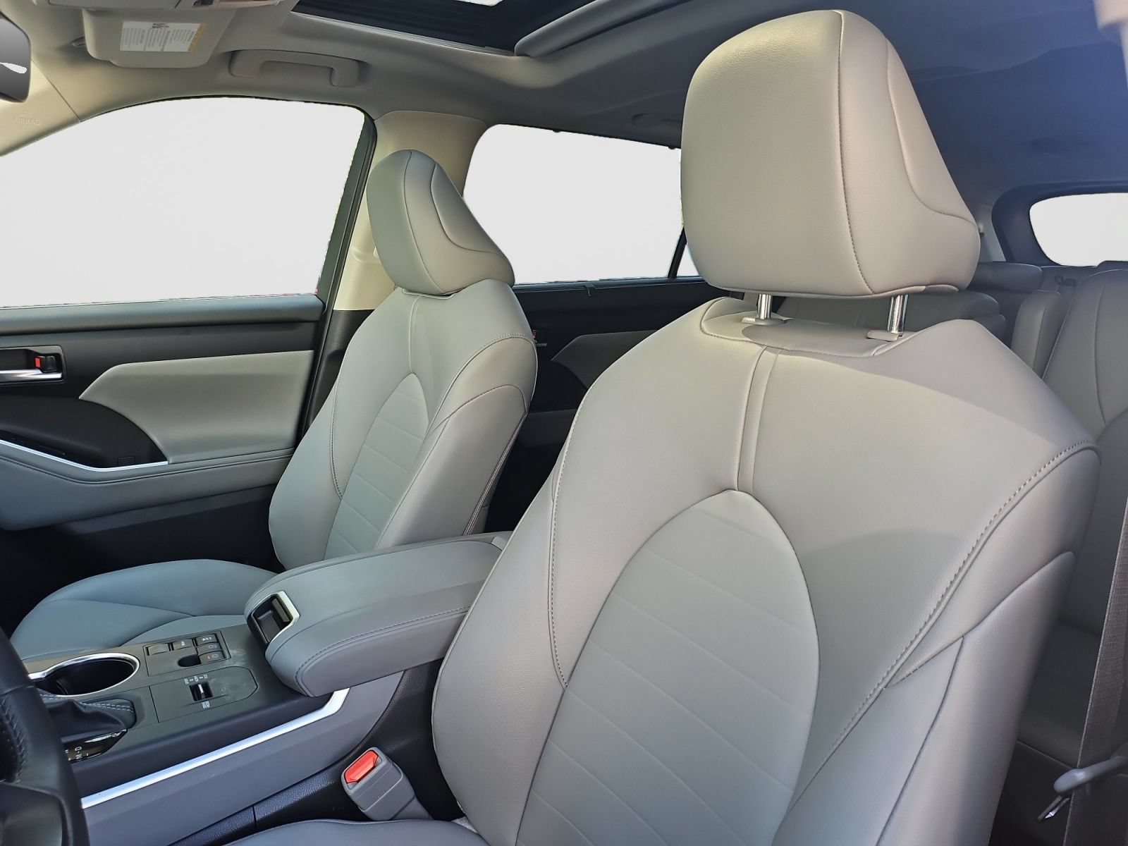 Used 2025 Toyota Highlander XLE FWD image 23