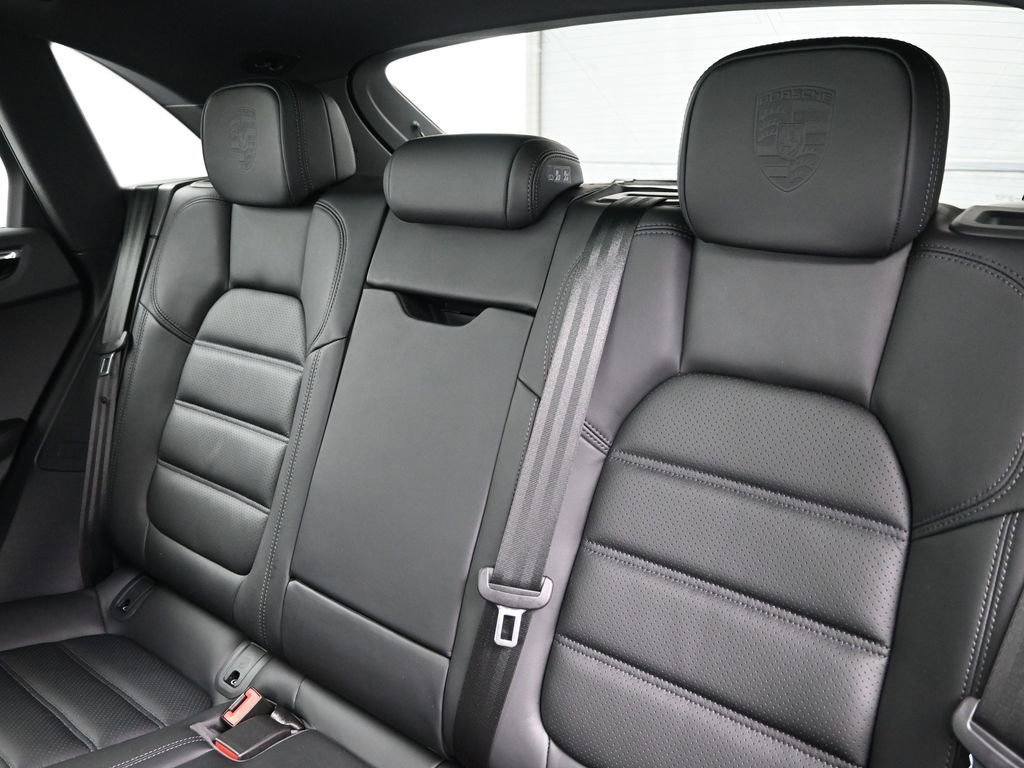 Certified 2026 Porsche Macan image 6