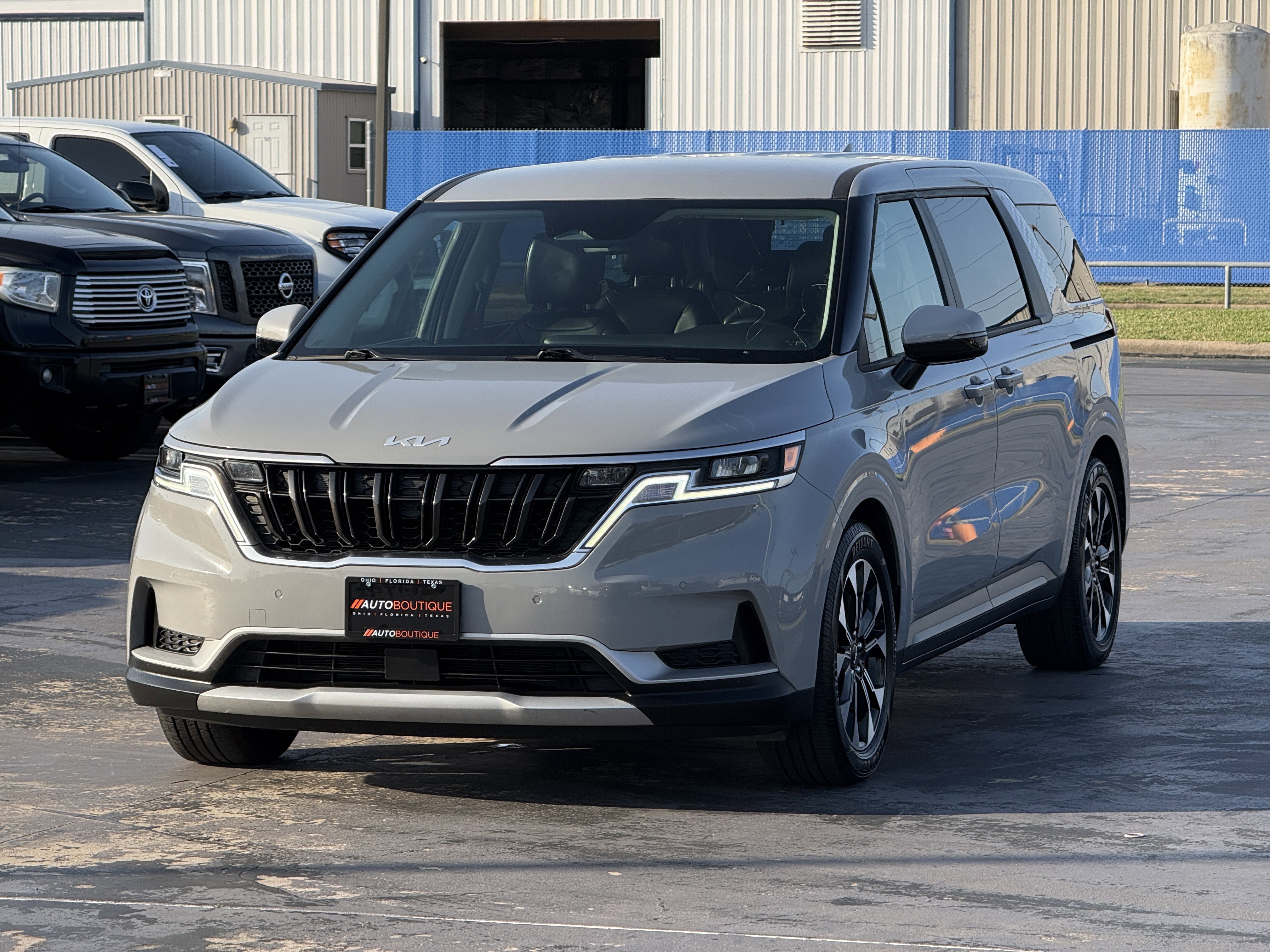 Used 2022 Kia Carnival EX image 5