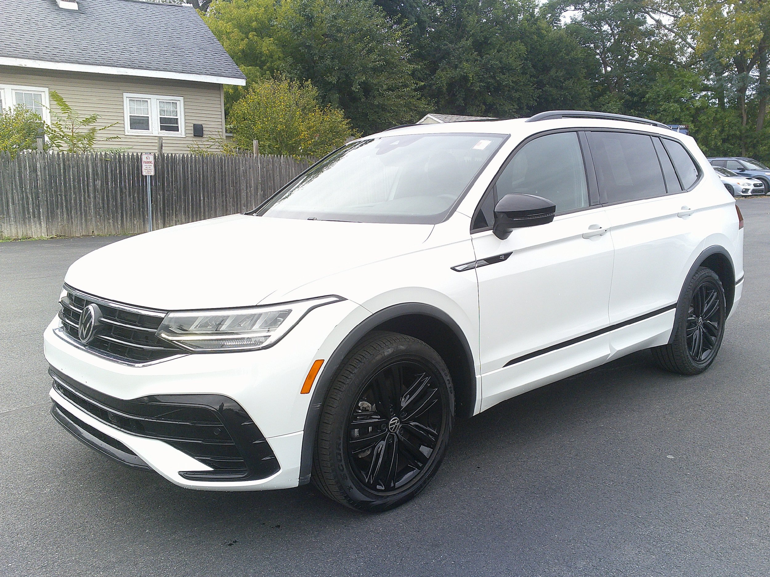 Used 2022 Volkswagen Tiguan SE R-Line AWD/4WD image 1