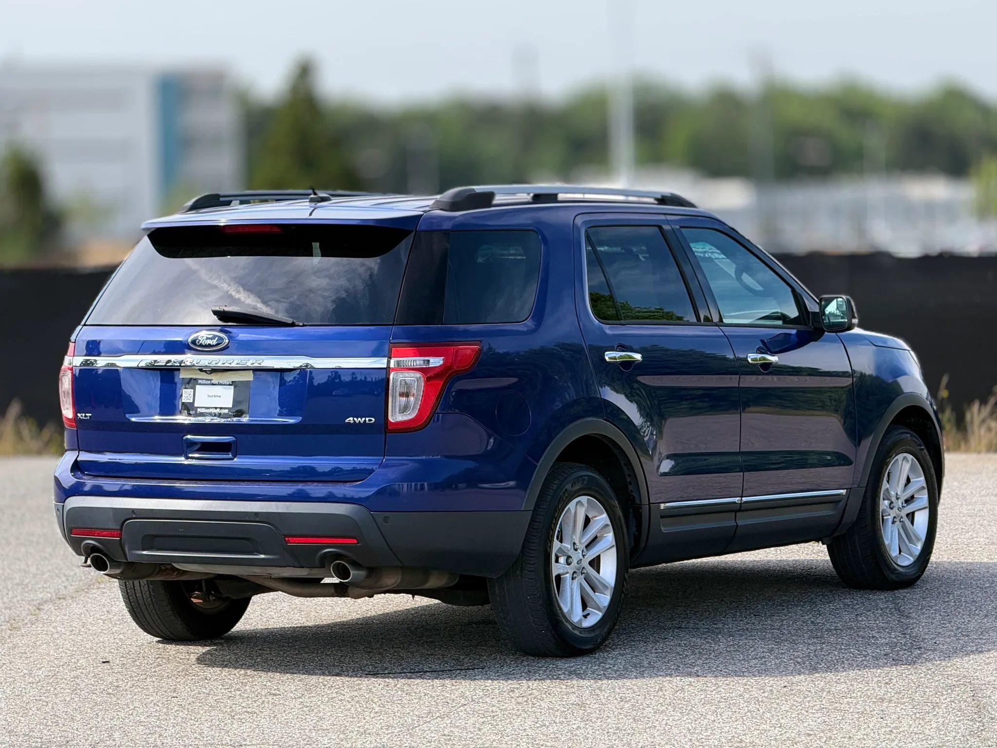 Used 2014 Ford Explorer XLT w/ Equipment Group 202A AWD/4WD image 9