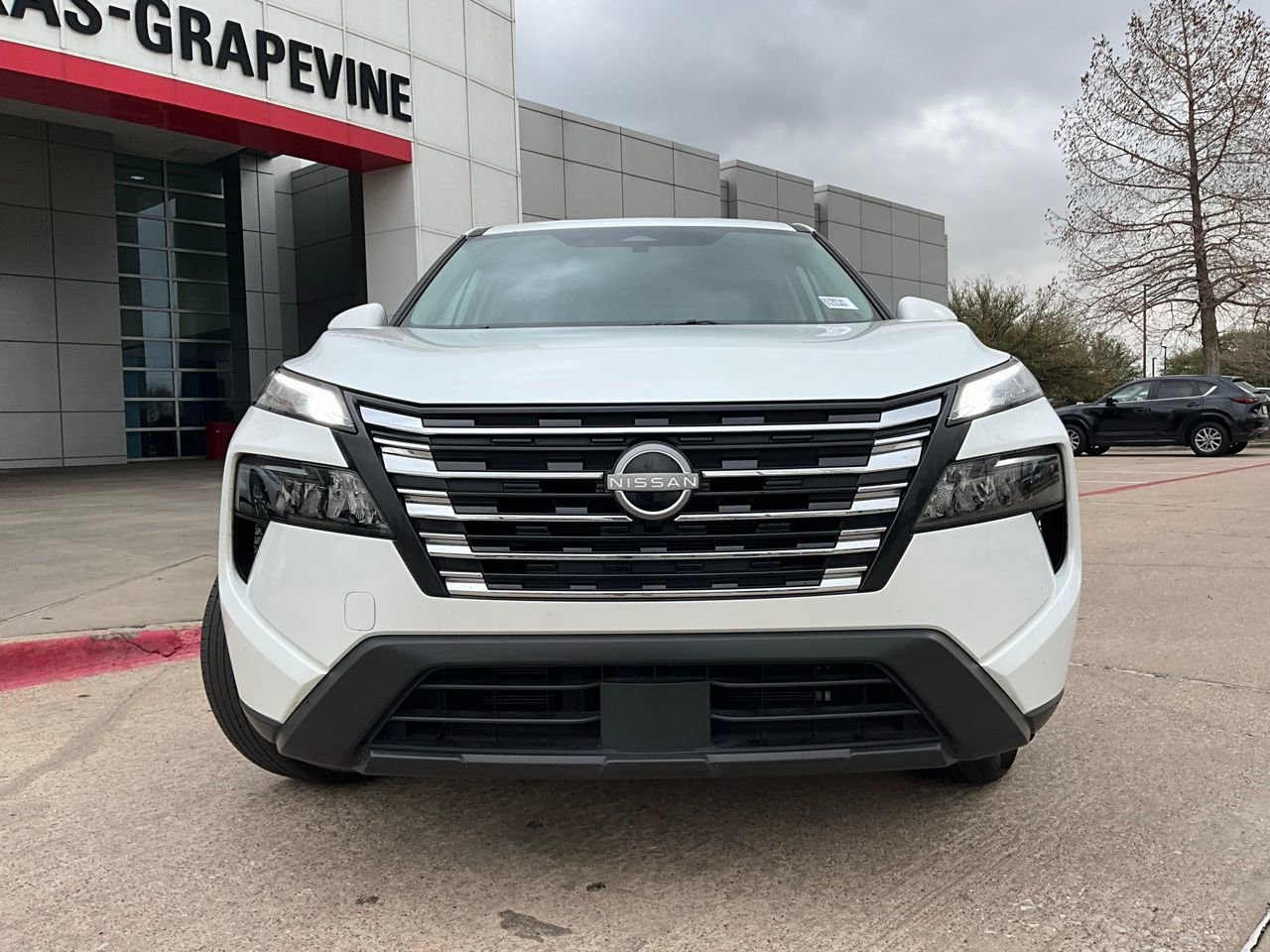 Used 2025 Nissan Rogue SV image 3