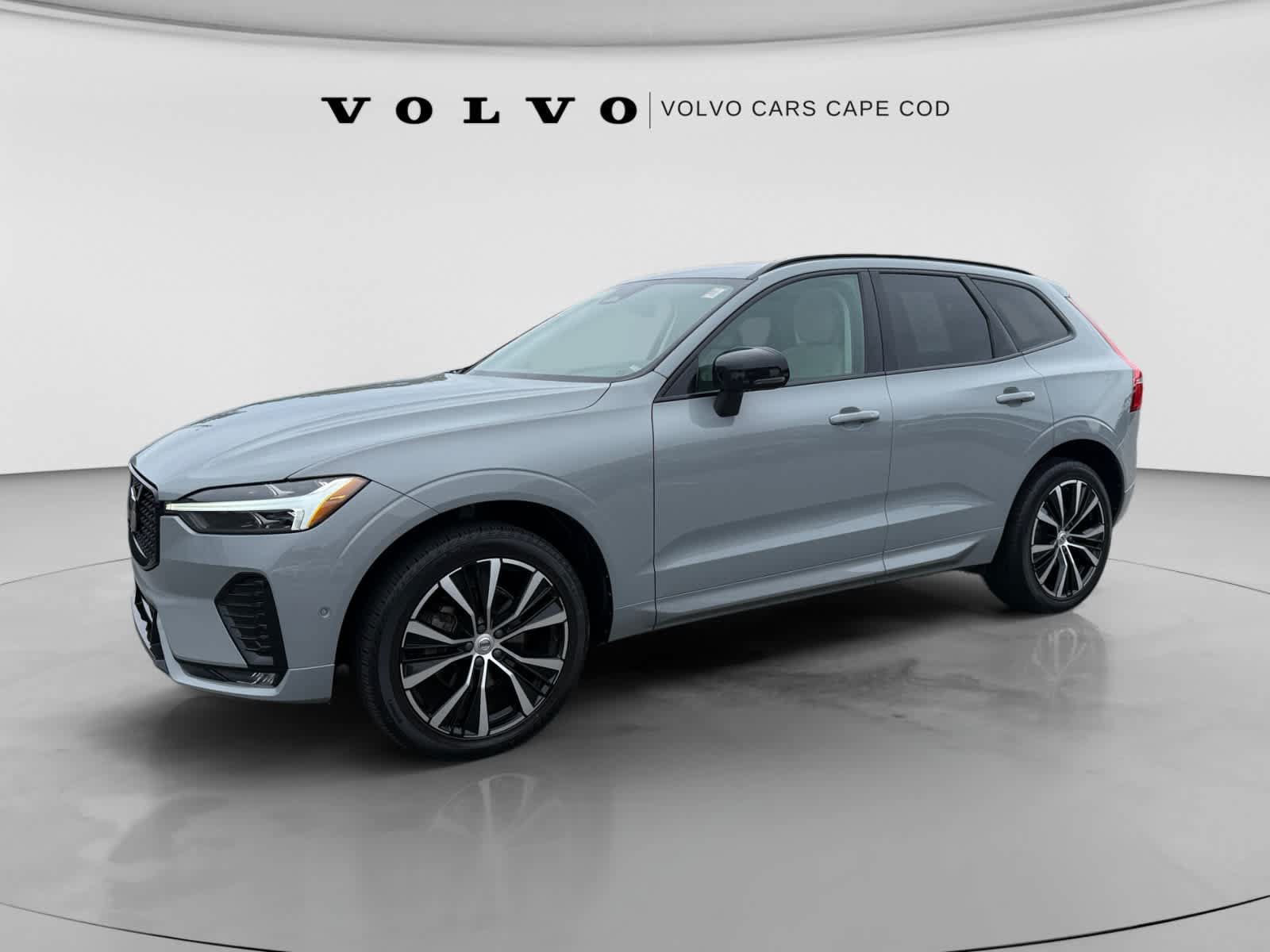 Used 2024 Volvo XC60 B5 Plus w/ Protection Package Premier AWD/4WD image 3